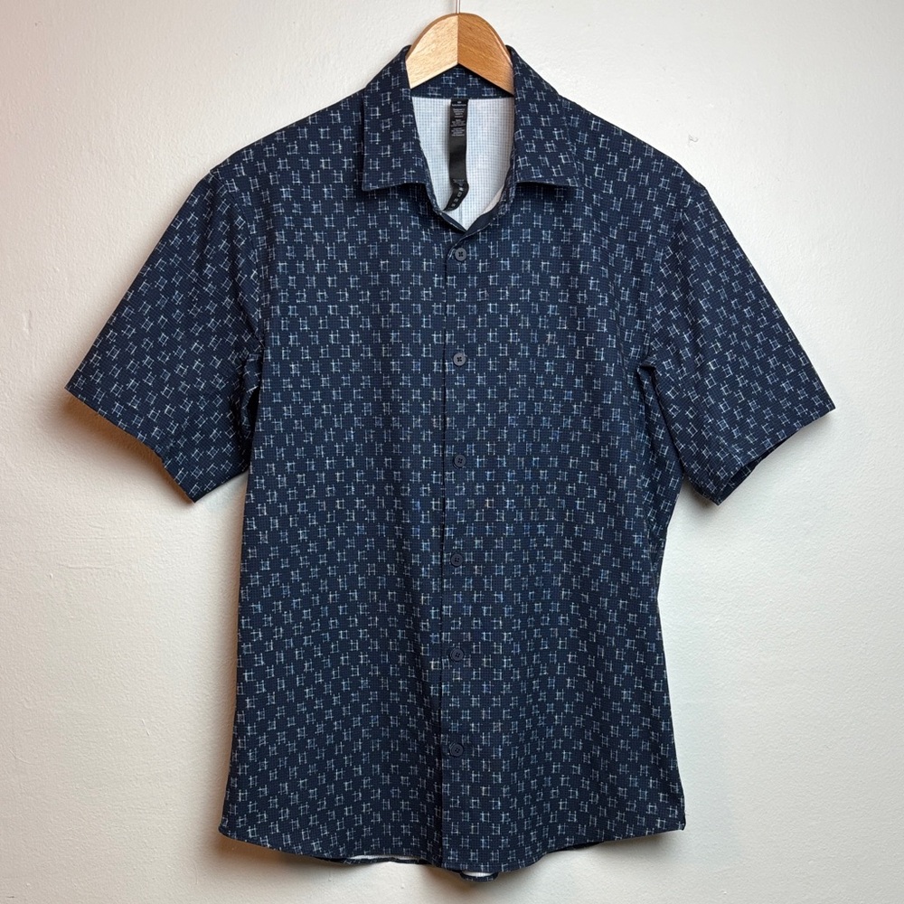 Lululemon‎ Men's Airing Easy Medium Short Sleeve Shirt Blue Geometric Pattern